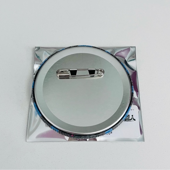 Attack on Titan Mikasa Ackerman Casino Dealer ver. Hologram Tin Badge - Picture 3 of 4